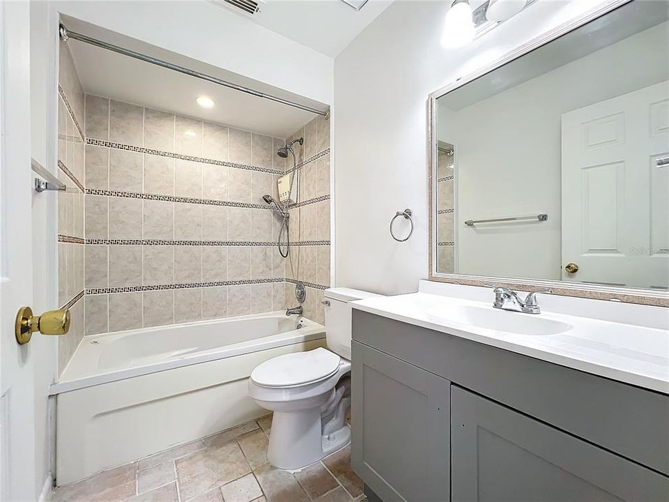 For Sale: $239,000 (2 beds, 2 baths, 1221 Square Feet)