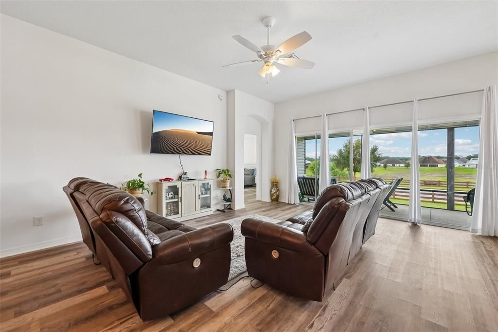 For Sale: $379,000 (3 beds, 2 baths, 1918 Square Feet)