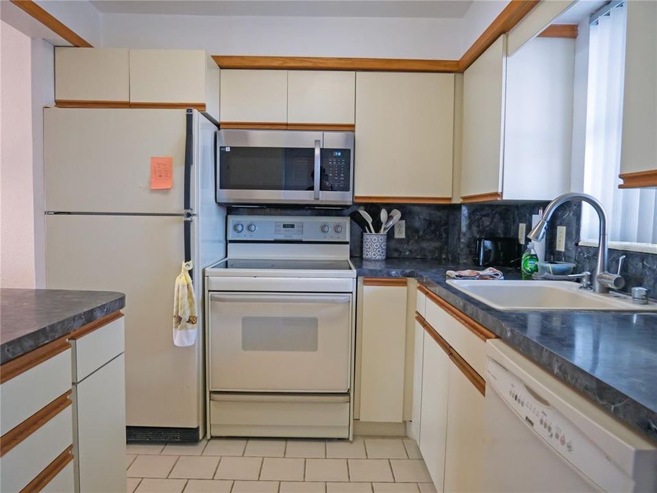 For Sale: $459,000 (1 beds, 1 baths, 1036 Square Feet)