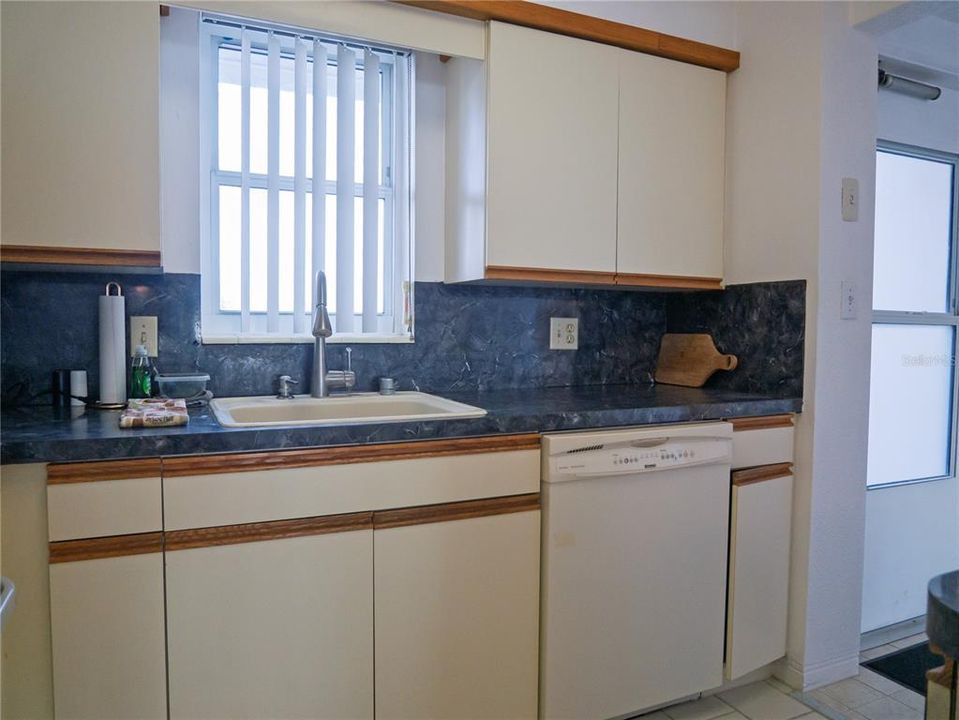 For Sale: $459,000 (1 beds, 1 baths, 1036 Square Feet)