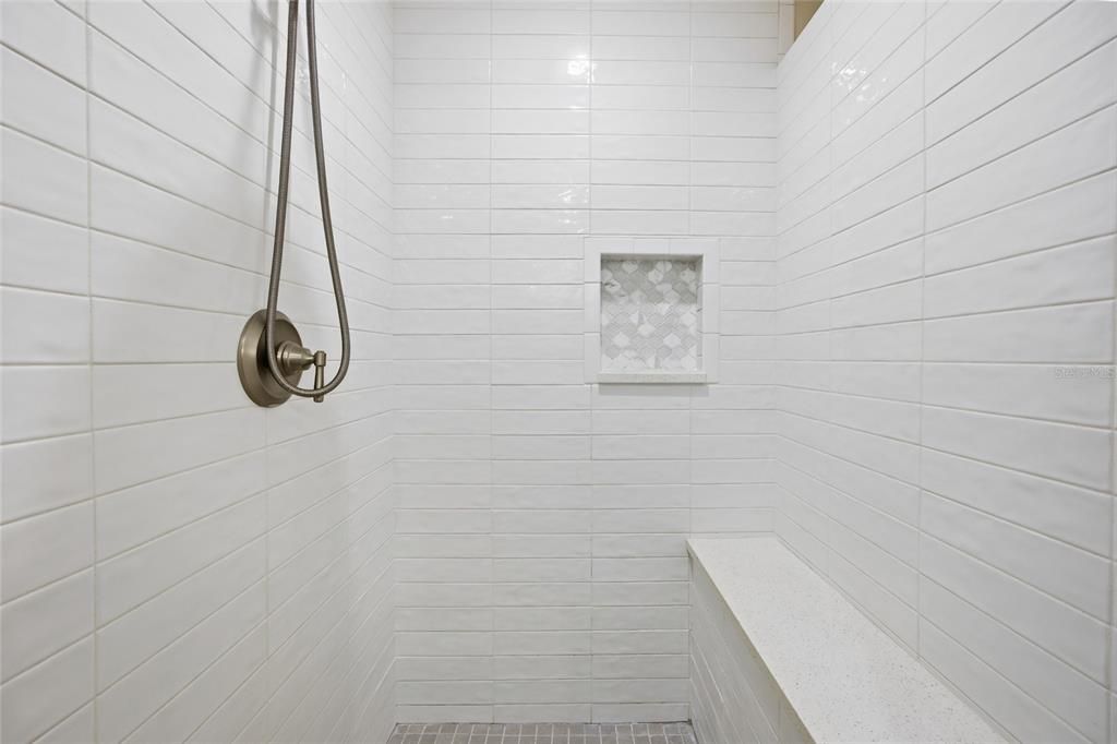Activo con contrato: $375,000 (3 camas, 2 baños, 1981 Pies cuadrados)