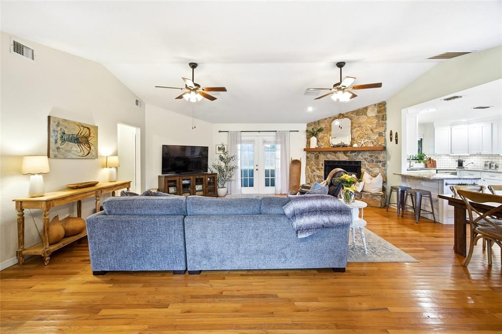 Activo con contrato: $375,000 (3 camas, 2 baños, 1981 Pies cuadrados)