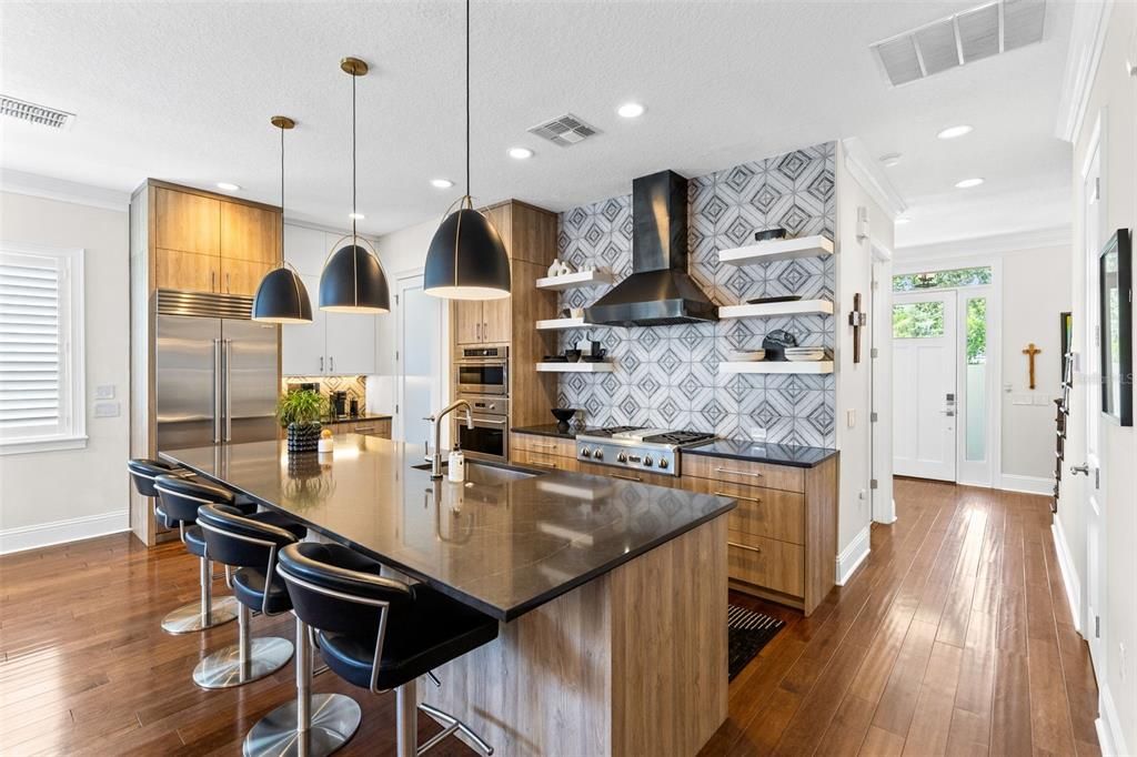 Activo con contrato: $1,375,000 (3 camas, 3 baños, 2000 Pies cuadrados)