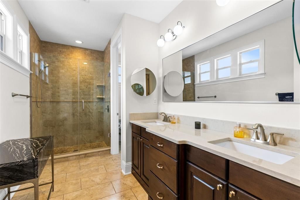 Activo con contrato: $1,375,000 (3 camas, 3 baños, 2000 Pies cuadrados)