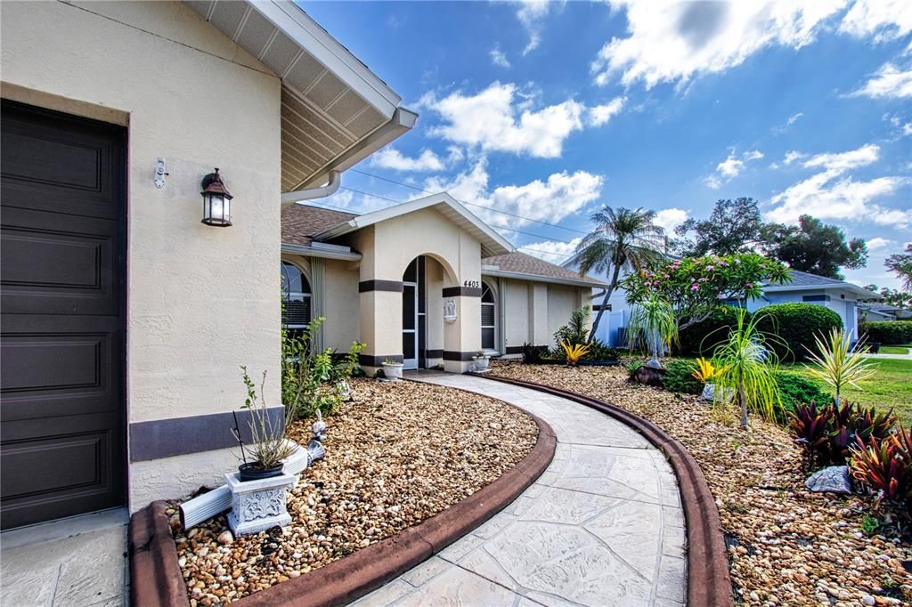 Active With Contract: $529,900 (3 beds, 2 baths, 1975 Square Feet)