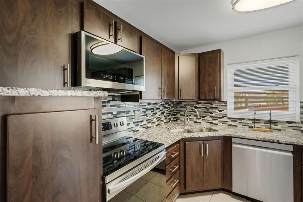 На продажу: $199,900 (2 спален, 2 ванн, 1225 Квадратных фут)