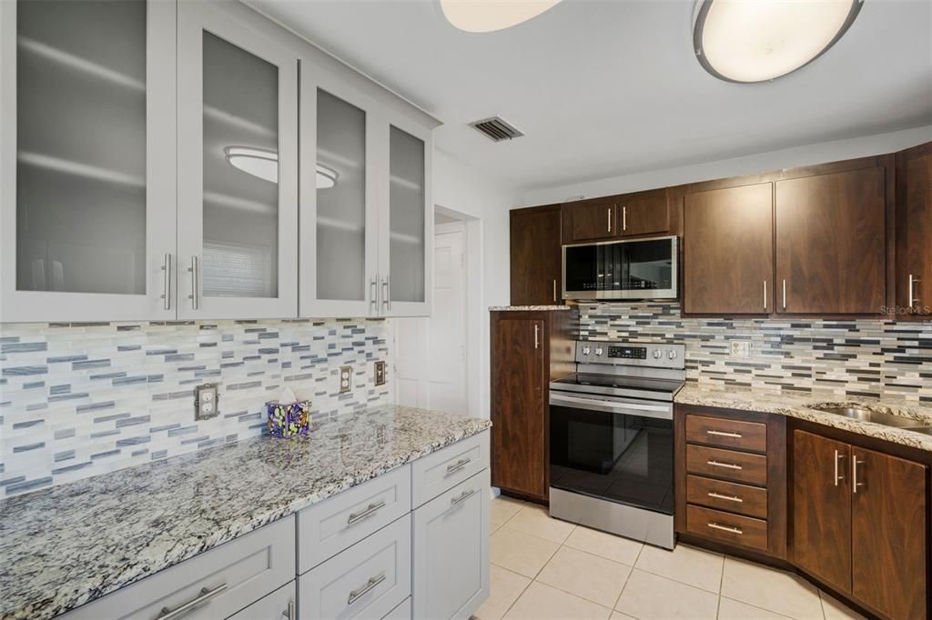 На продажу: $199,900 (2 спален, 2 ванн, 1225 Квадратных фут)