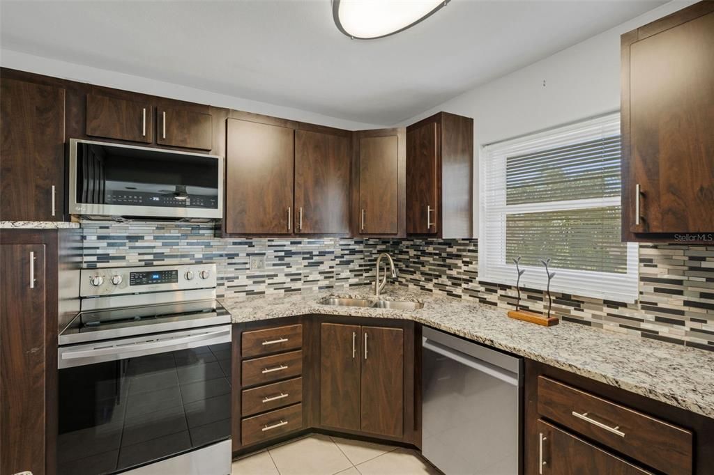 На продажу: $199,900 (2 спален, 2 ванн, 1225 Квадратных фут)