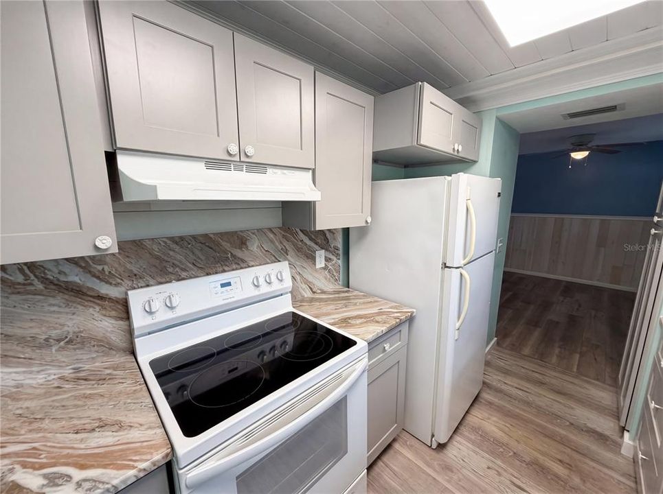 For Sale: $85,000 (1 beds, 1 baths, 690 Square Feet)