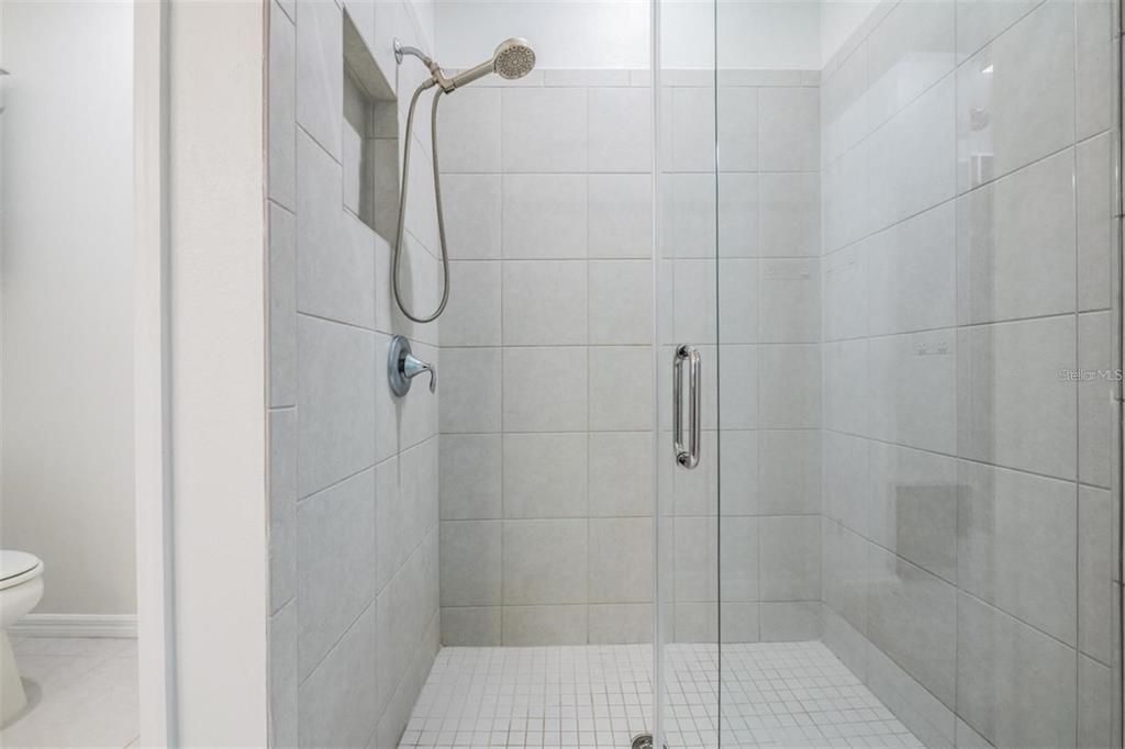 Activo con contrato: $2,450 (3 camas, 2 baños, 1785 Pies cuadrados)