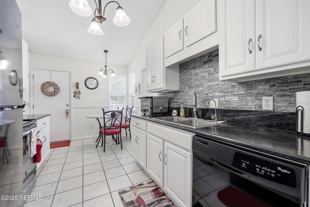 For Sale: $385,000 (3 beds, 2 baths, 1551 Square Feet)