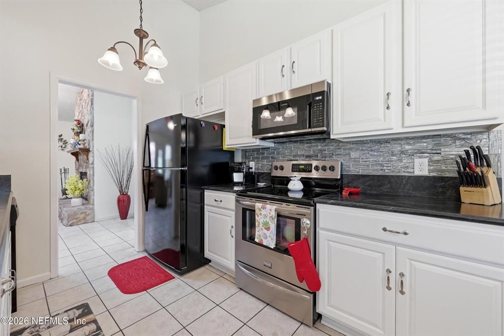 For Sale: $385,000 (3 beds, 2 baths, 1551 Square Feet)