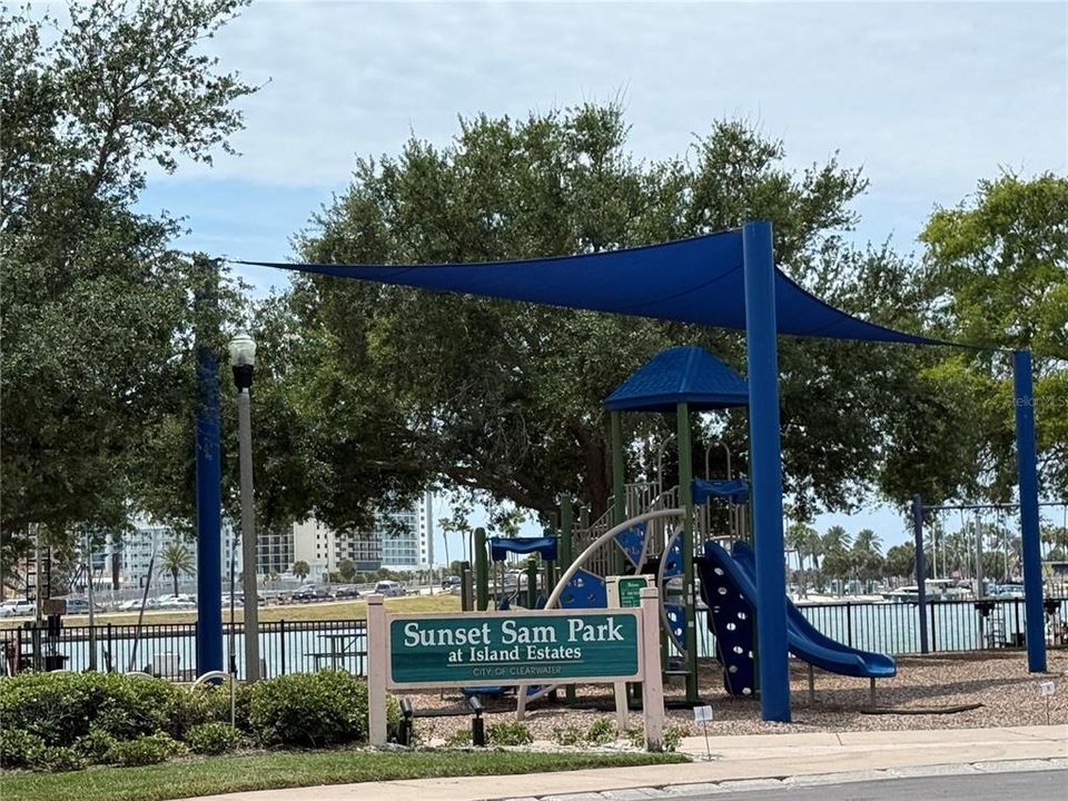 For Rent: $2,600 (1 beds, 1 baths, 760 Square Feet)