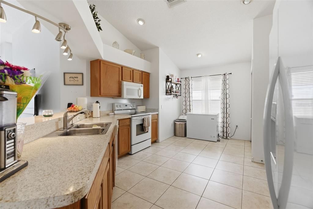 For Sale: $349,999 (4 beds, 3 baths, 1808 Square Feet)