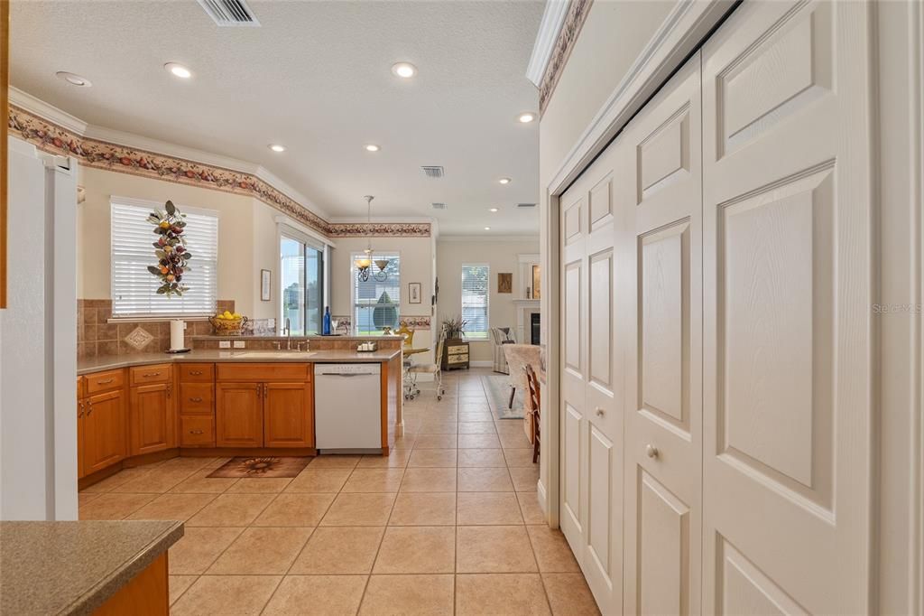 En Venta: $569,000 (4 camas, 3 baños, 2545 Pies cuadrados)