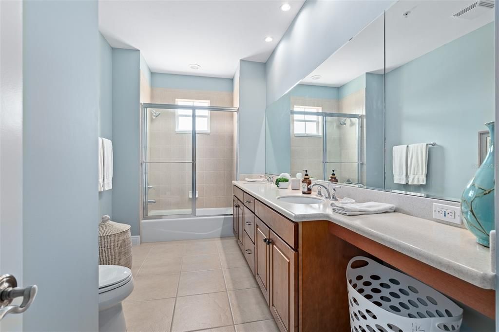 En Venta: $649,000 (3 camas, 2 baños, 2480 Pies cuadrados)