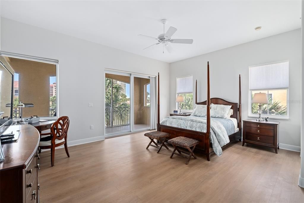 En Venta: $649,000 (3 camas, 2 baños, 2480 Pies cuadrados)