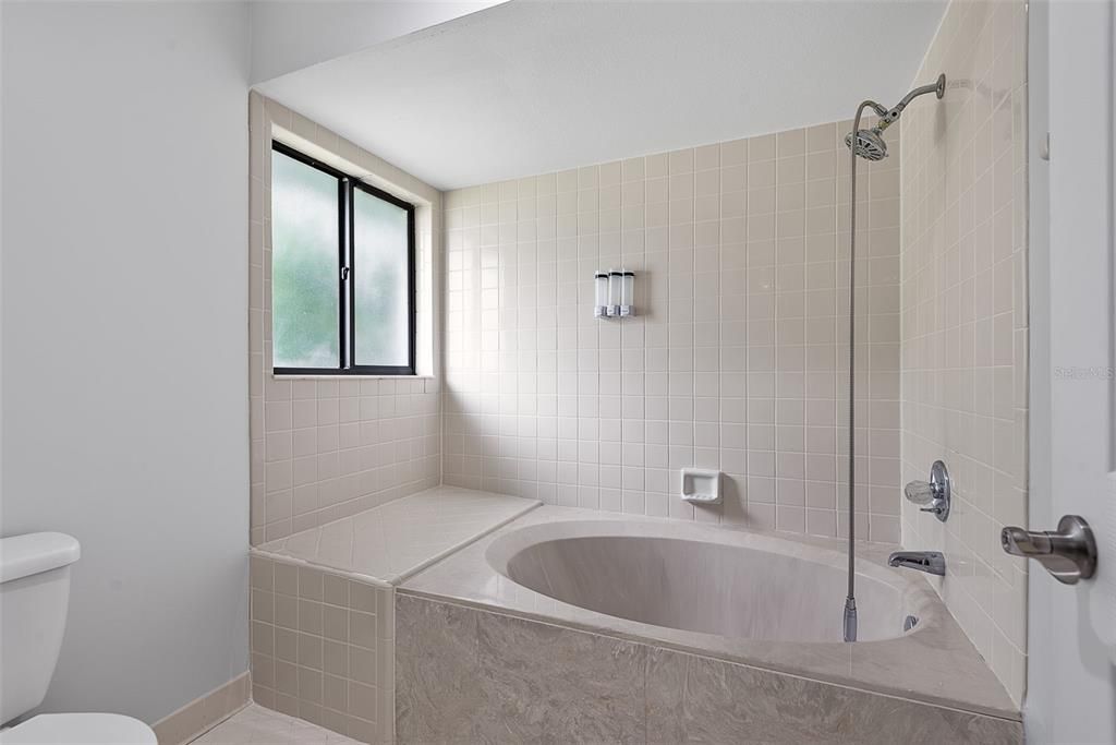 Activo con contrato: $515,000 (4 camas, 3 baños, 1972 Pies cuadrados)