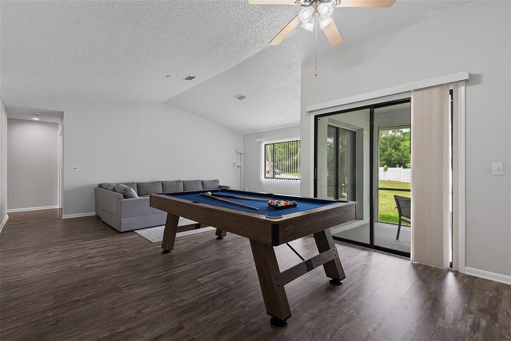 Activo con contrato: $515,000 (4 camas, 3 baños, 1972 Pies cuadrados)
