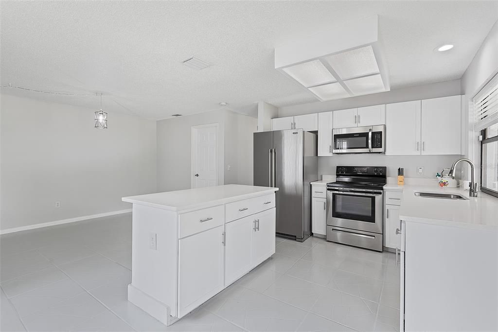 Activo con contrato: $515,000 (4 camas, 3 baños, 1972 Pies cuadrados)