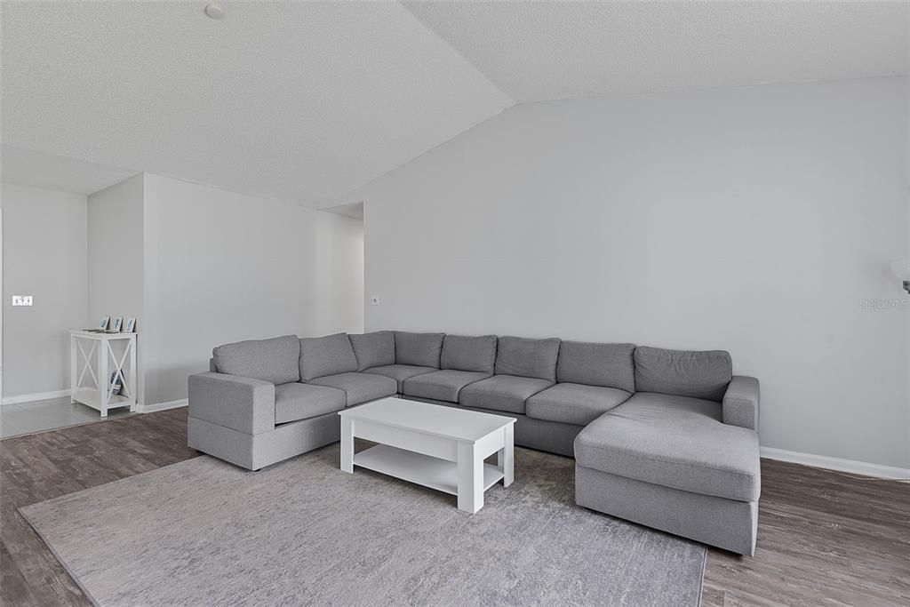 Activo con contrato: $515,000 (4 camas, 3 baños, 1972 Pies cuadrados)