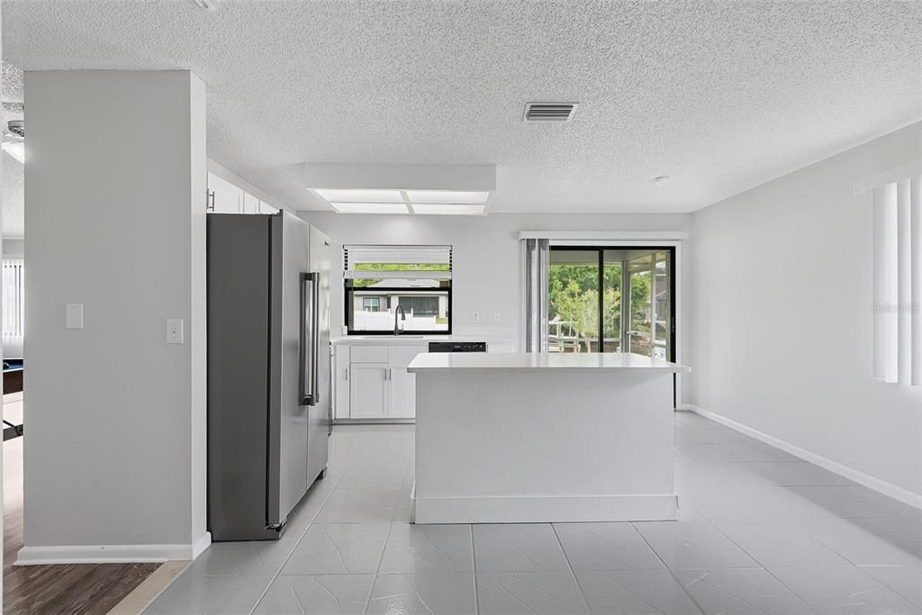 Activo con contrato: $515,000 (4 camas, 3 baños, 1972 Pies cuadrados)