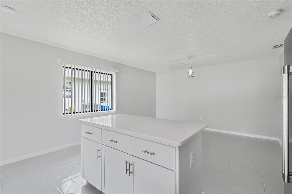 Activo con contrato: $515,000 (4 camas, 3 baños, 1972 Pies cuadrados)