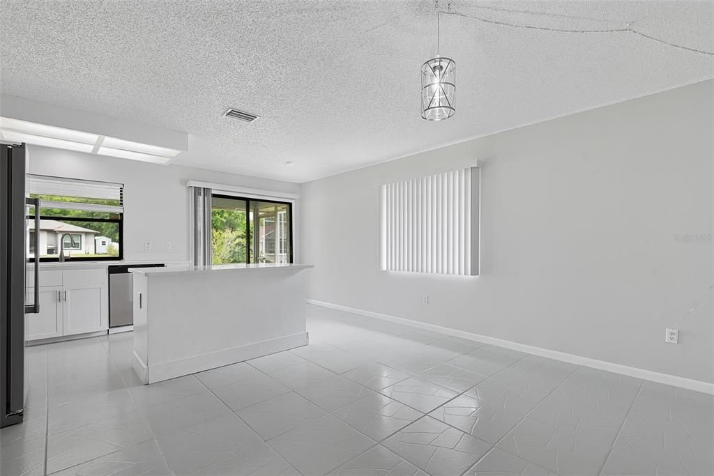 Activo con contrato: $515,000 (4 camas, 3 baños, 1972 Pies cuadrados)