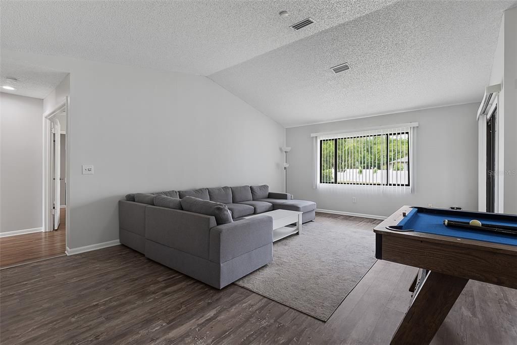 Activo con contrato: $515,000 (4 camas, 3 baños, 1972 Pies cuadrados)