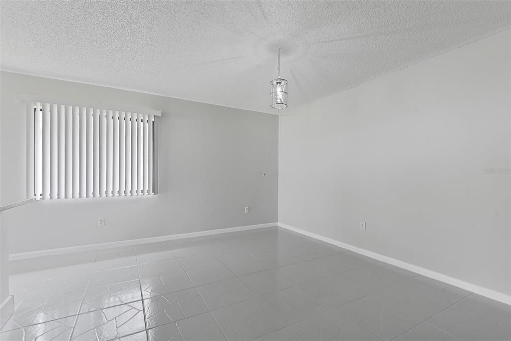 Activo con contrato: $515,000 (4 camas, 3 baños, 1972 Pies cuadrados)