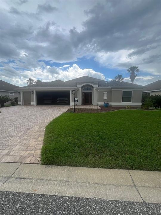 Activo con contrato: $774,900 (4 camas, 2 baños, 2047 Pies cuadrados)
