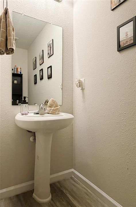 For Sale: $319,000 (4 beds, 2 baths, 1660 Square Feet)