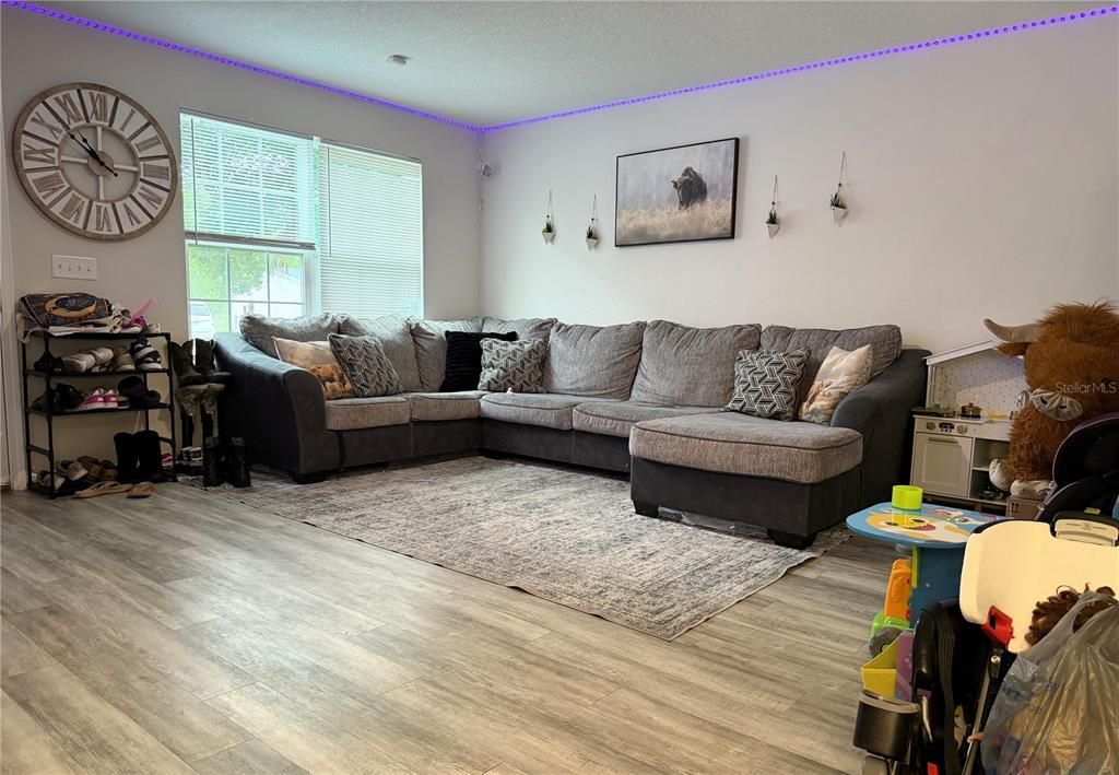 For Sale: $319,000 (4 beds, 2 baths, 1660 Square Feet)