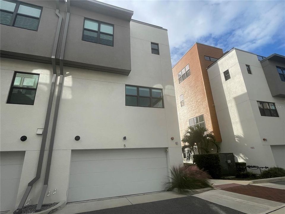 Active With Contract: $4,950 (3 beds, 3 baths, 2982 Square Feet)