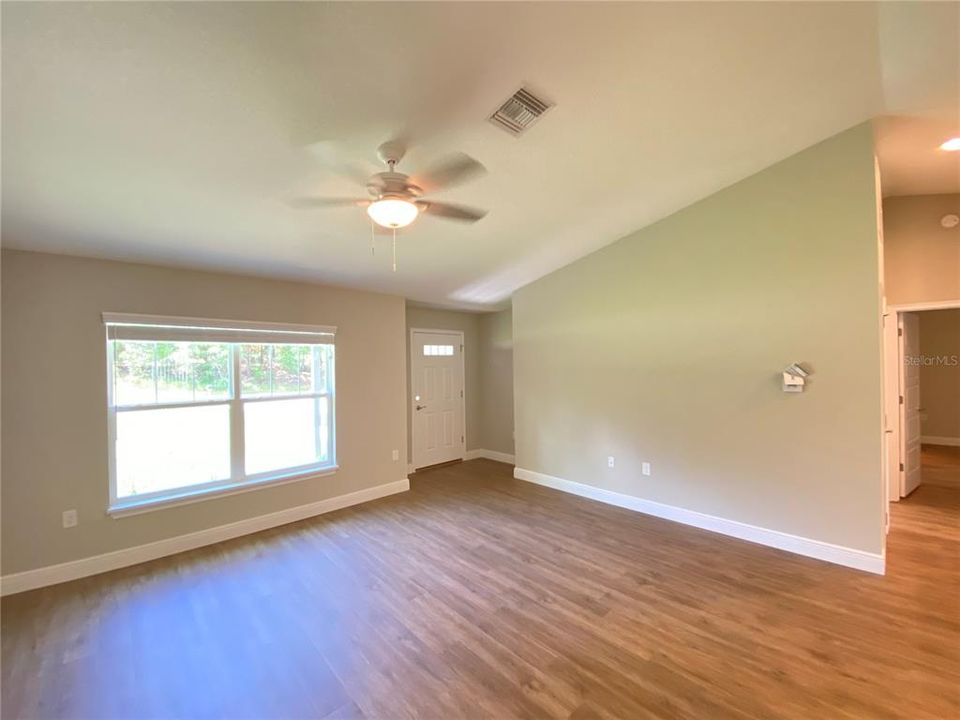 В аренду: $1,795 (3 спален, 2 ванн, 1511 Квадратных фут)