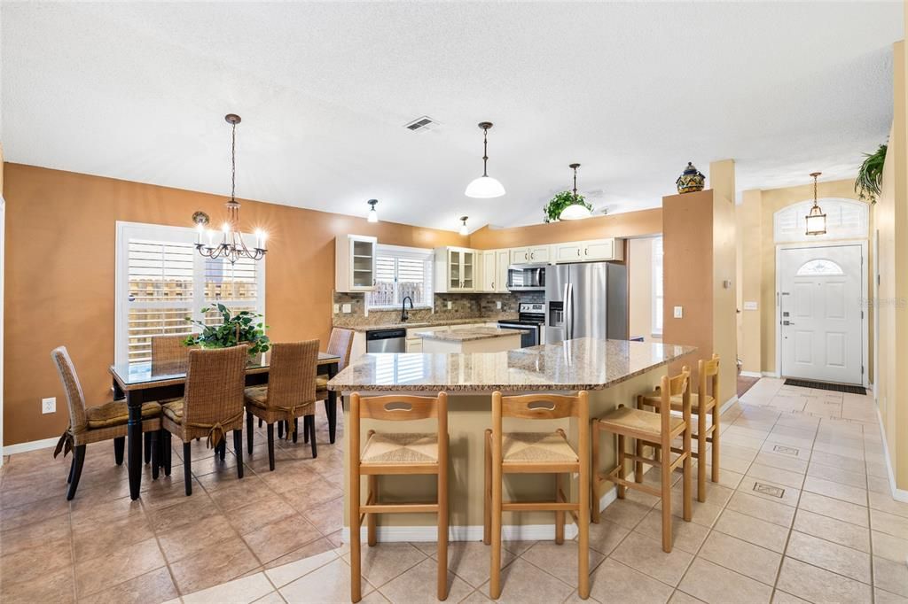 Activo con contrato: $410,000 (3 camas, 2 baños, 1549 Pies cuadrados)