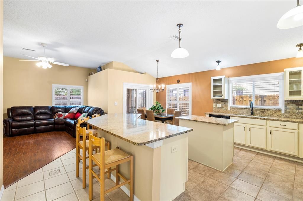 Activo con contrato: $410,000 (3 camas, 2 baños, 1549 Pies cuadrados)