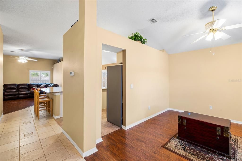 Activo con contrato: $410,000 (3 camas, 2 baños, 1549 Pies cuadrados)