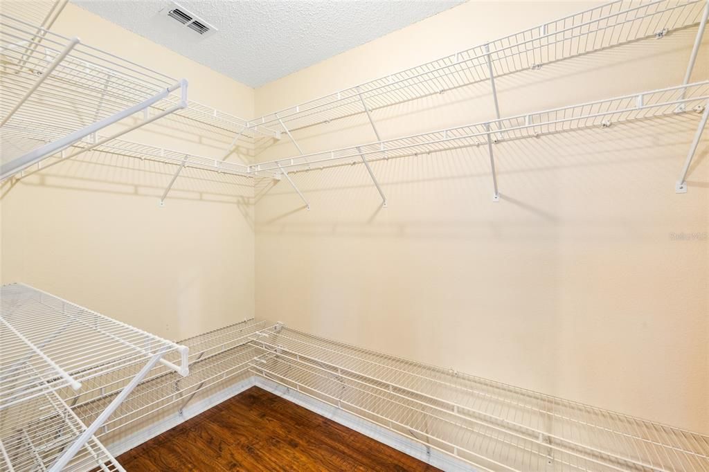 Activo con contrato: $410,000 (3 camas, 2 baños, 1549 Pies cuadrados)