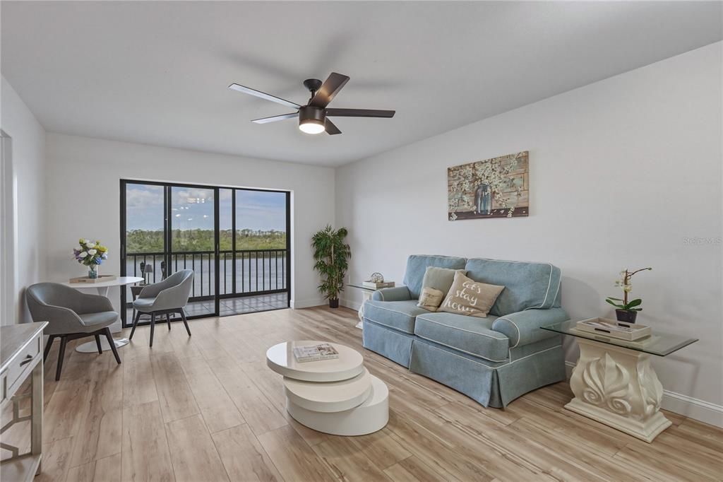For Sale: $250,000 (2 beds, 2 baths, 1025 Square Feet)