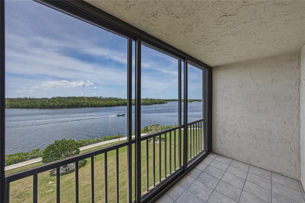 For Sale: $250,000 (2 beds, 2 baths, 1025 Square Feet)