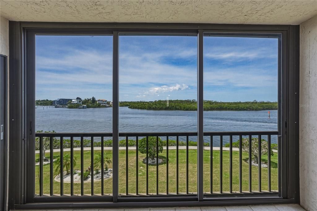 For Sale: $250,000 (2 beds, 2 baths, 1025 Square Feet)