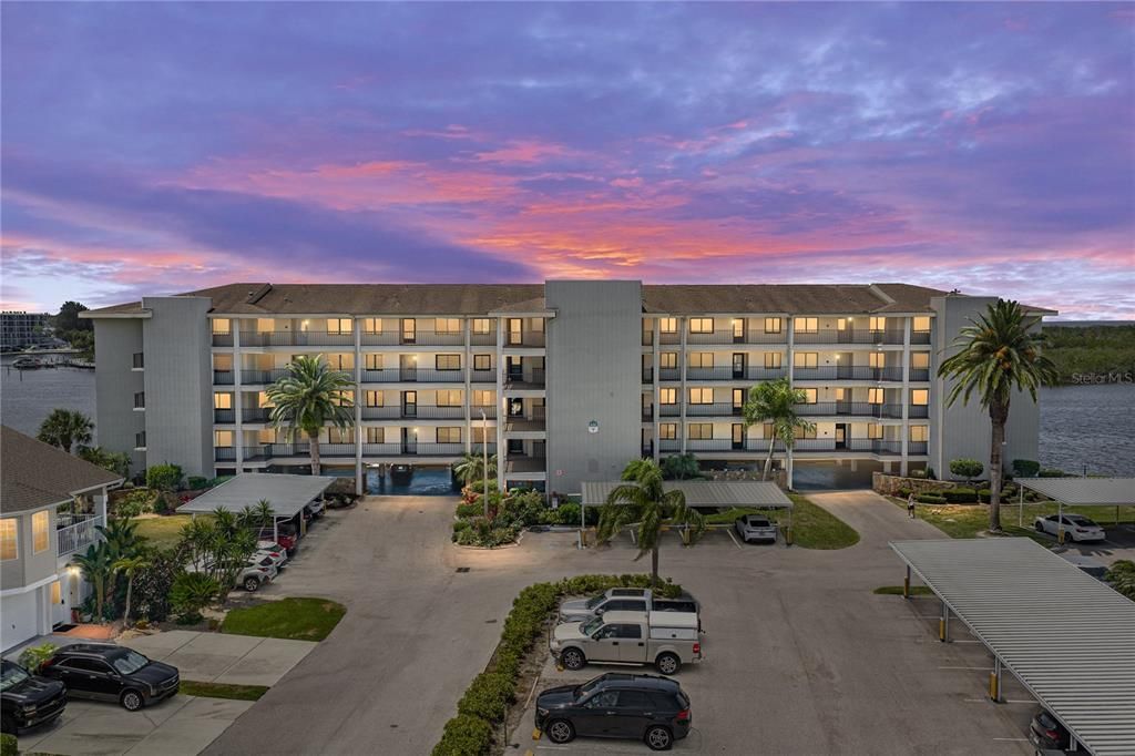 For Sale: $250,000 (2 beds, 2 baths, 1025 Square Feet)