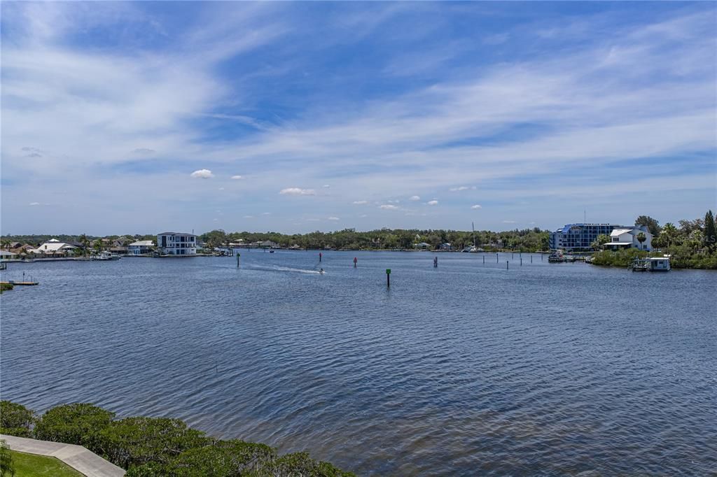 For Sale: $250,000 (2 beds, 2 baths, 1025 Square Feet)