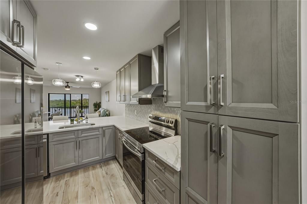 For Sale: $250,000 (2 beds, 2 baths, 1025 Square Feet)