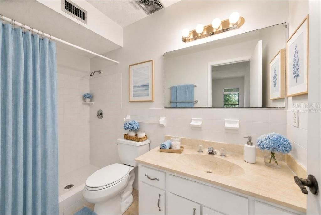 For Sale: $118,999 (2 beds, 2 baths, 1015 Square Feet)