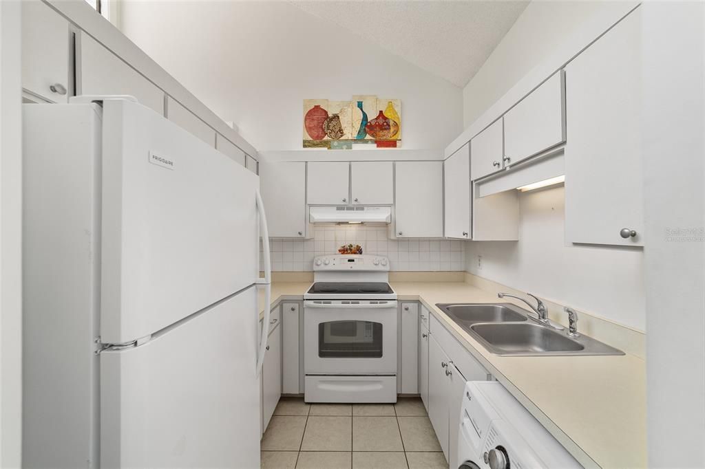For Sale: $118,999 (2 beds, 2 baths, 1015 Square Feet)