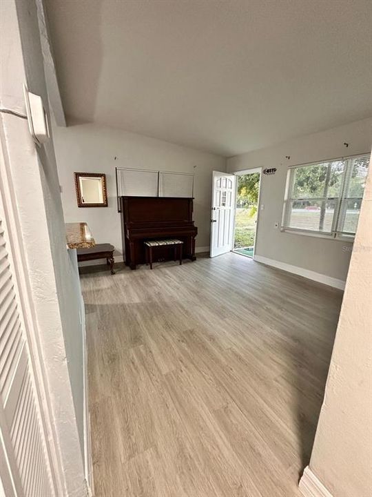 For Sale: $575,000 (3 beds, 2 baths, 940 Square Feet)