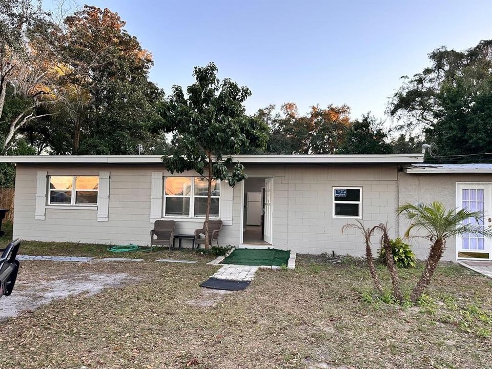 For Sale: $575,000 (3 beds, 2 baths, 940 Square Feet)