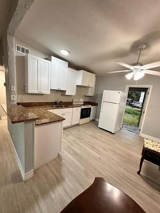 For Sale: $575,000 (3 beds, 2 baths, 940 Square Feet)